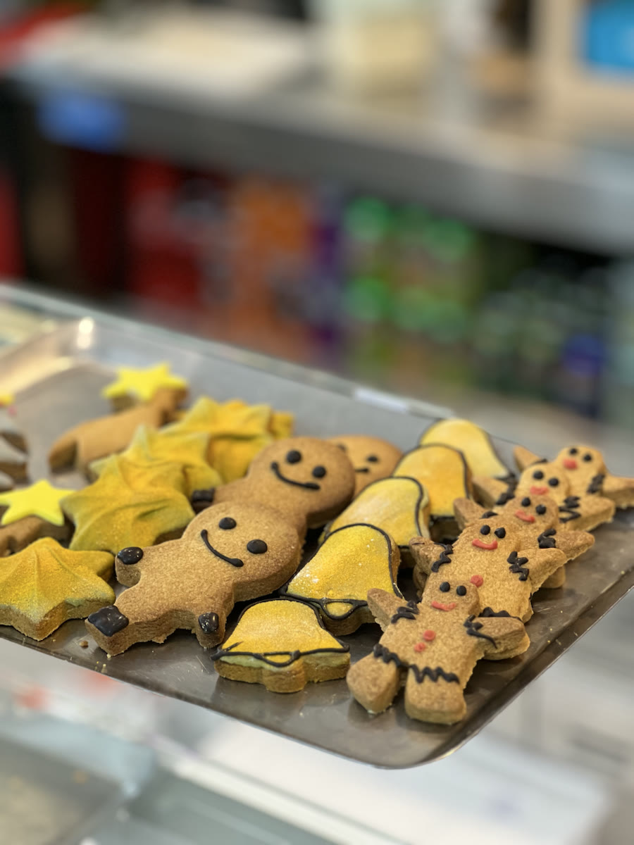 Biscoitos artesanais decorados em forma de bonecos e estrelas