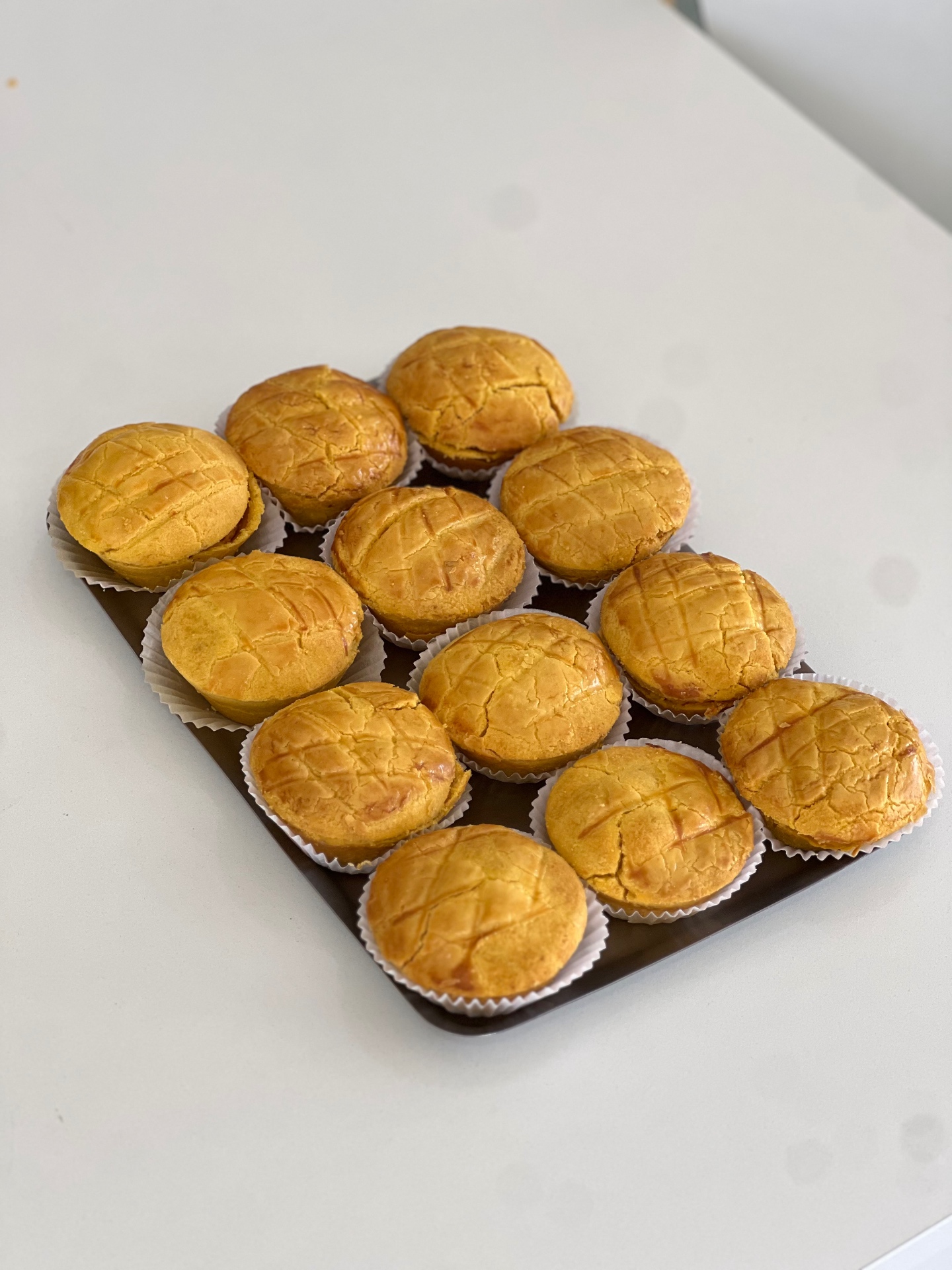 Tabuleiro de pastéis de nata acabados de fazer