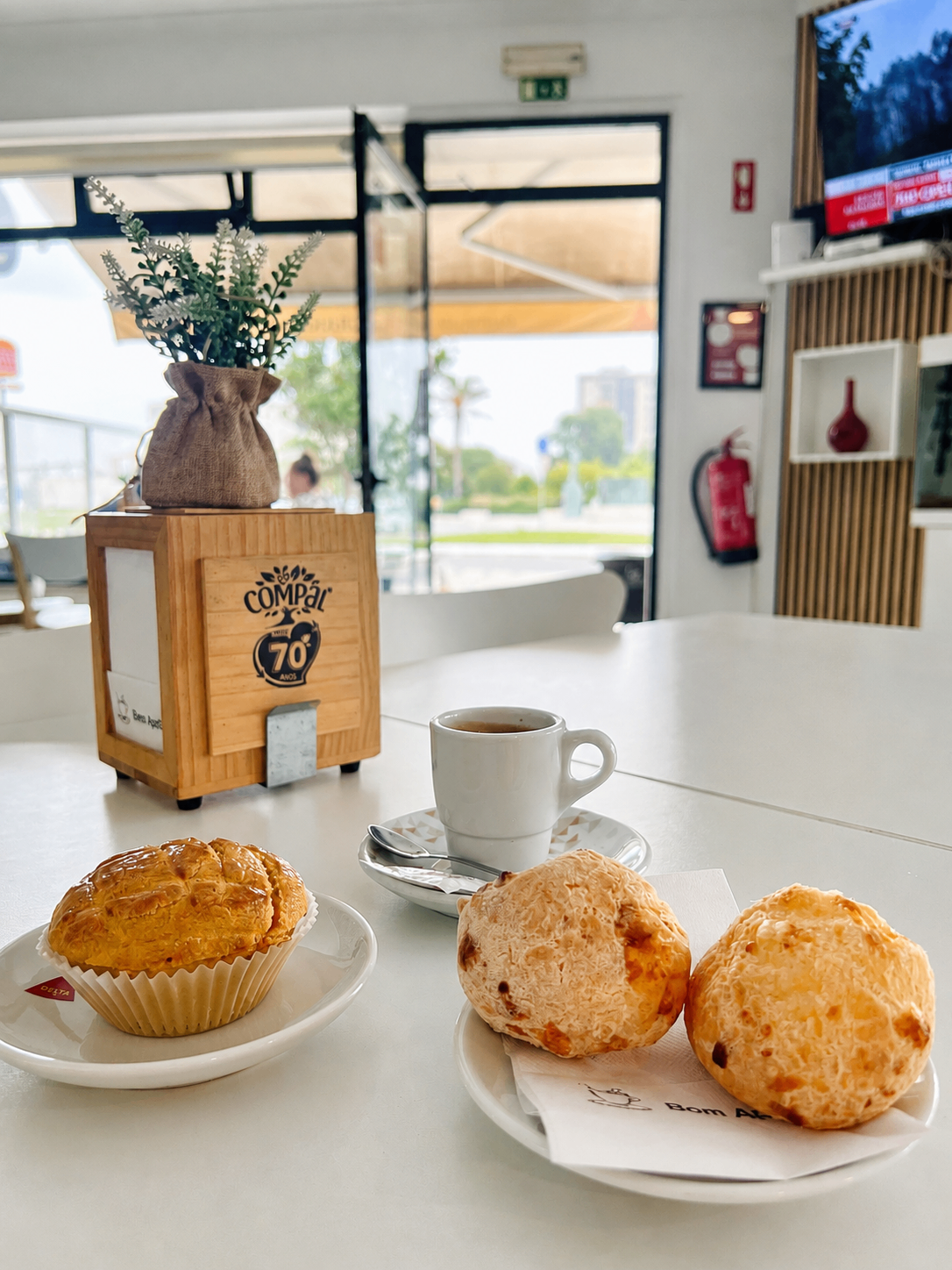 Café e pão de queijo com vista para a esplanada da Casagrande