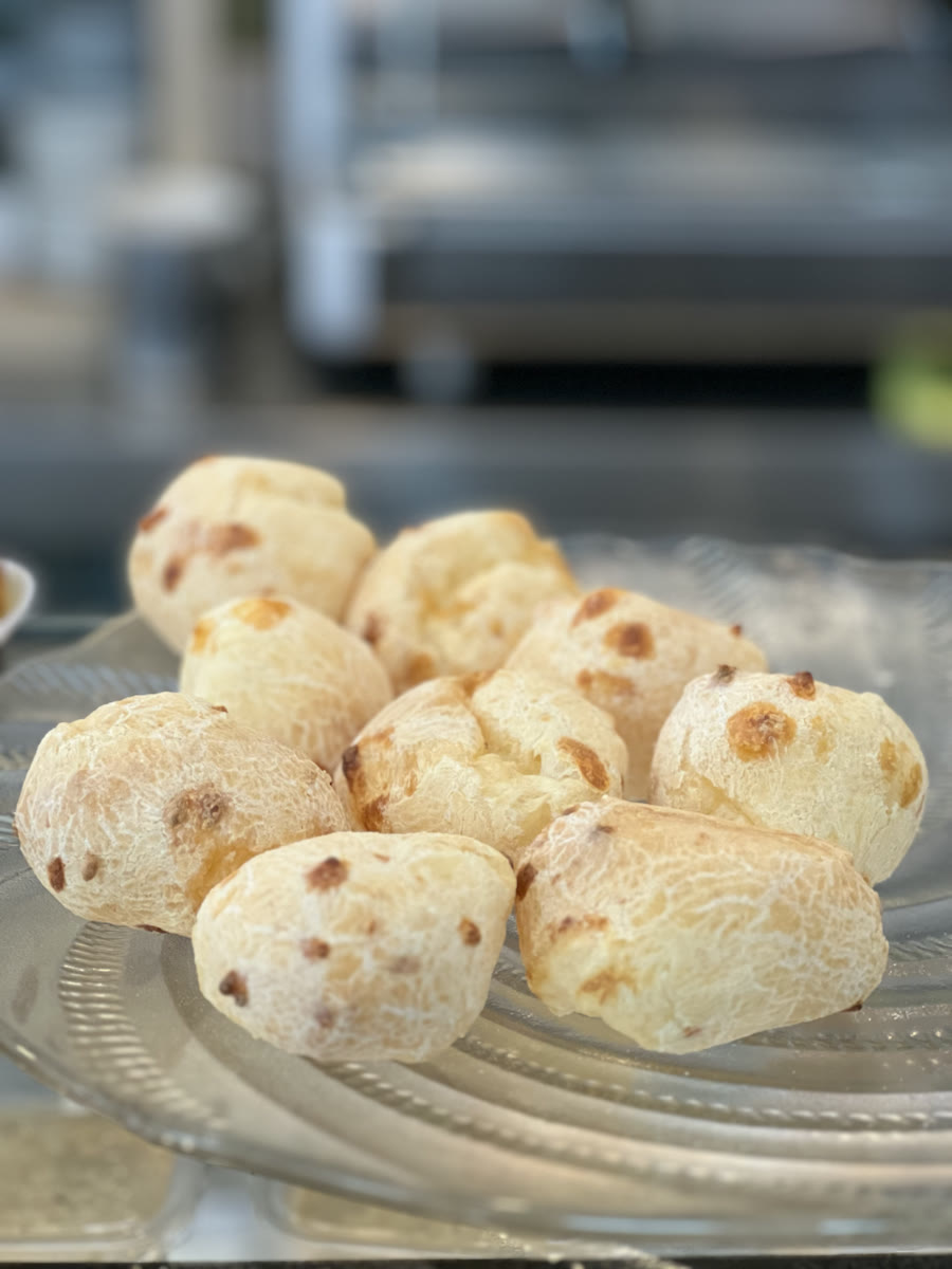 Pão de queijo acabado de sair do forno
